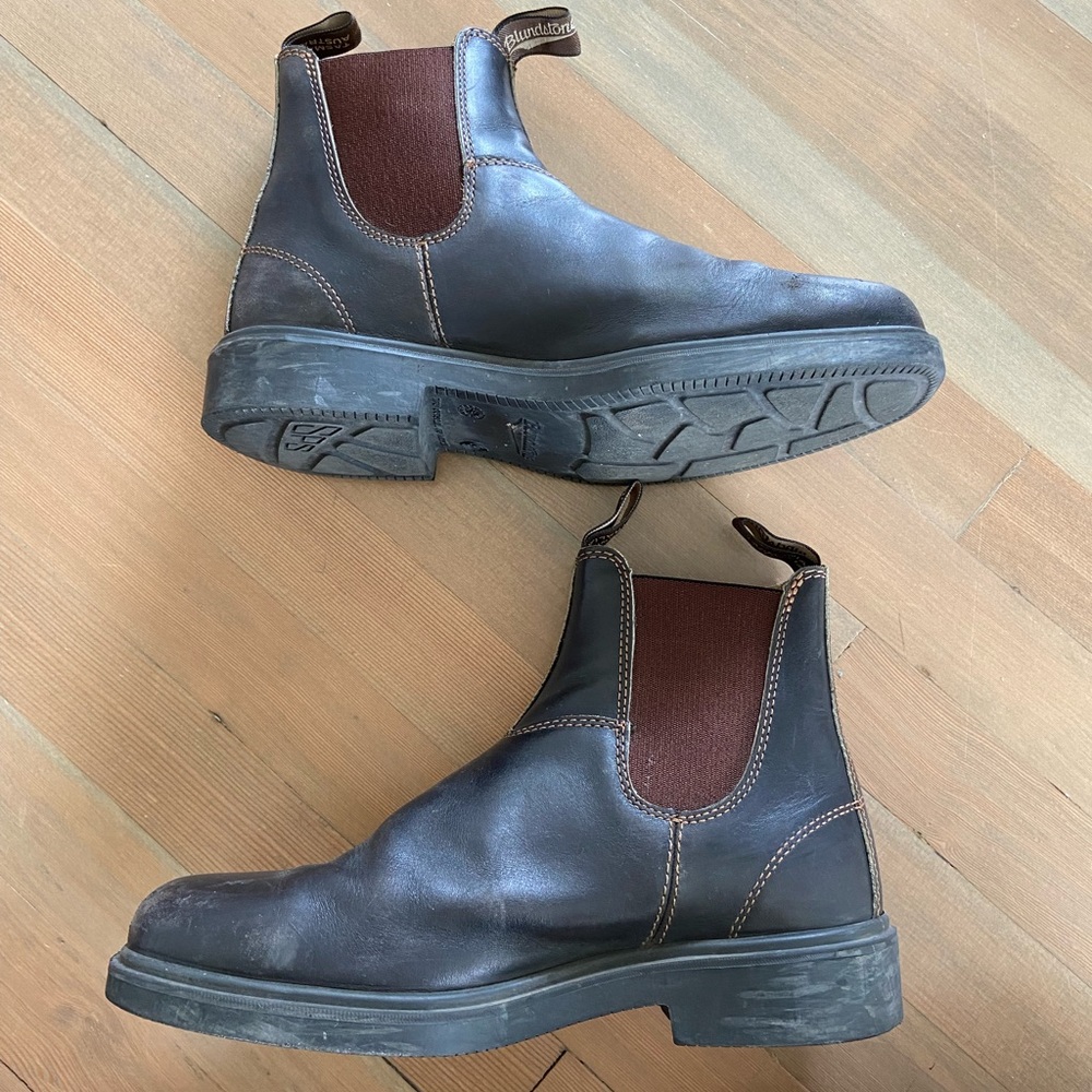 Mens Brown blundstones, size 9 (AUS)